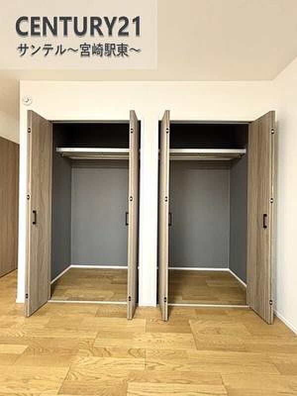 洋室のクローゼットです！ご家族様、皆様の洋服などを整理しやすい仕様の収納です。