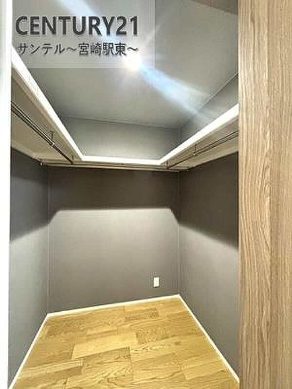 大容量のウォークインクローゼットです！お洋服などを入れても十分な収納量♪