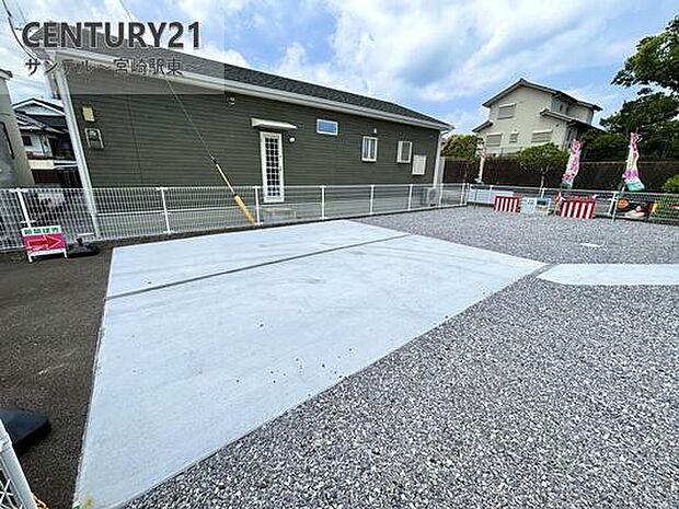 駐車場は3台駐車可能！※車種による。スペースも広く駐車が苦手な方でも楽に駐車可能です(^^♪