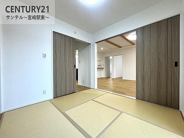 リビング横の和室です！リビングに隣接しているので普段は解放し、ご来客の際は客間として利用できます(^^♪