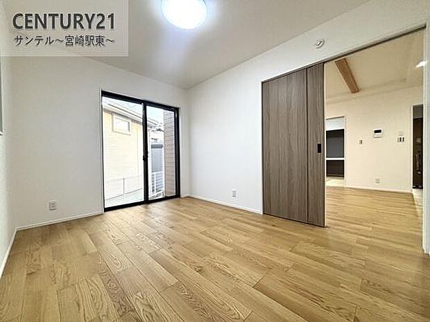 テレワークや趣味部屋としても使える洋室。明るい採光とクローゼット完備で使い勝手のよい洋室です。