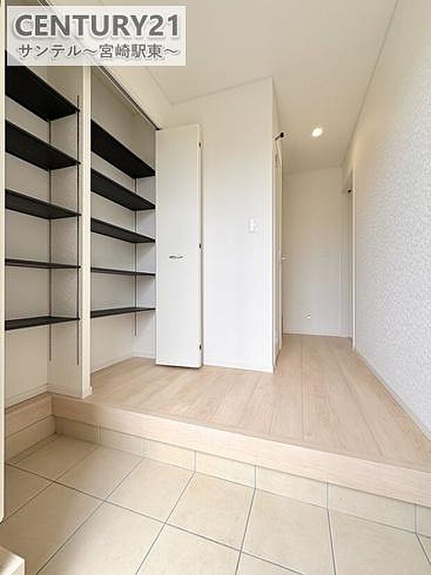 靴が散らからず、整理整頓もラクラクなシューズボックス完備。清潔感ある玄関をキープできます！