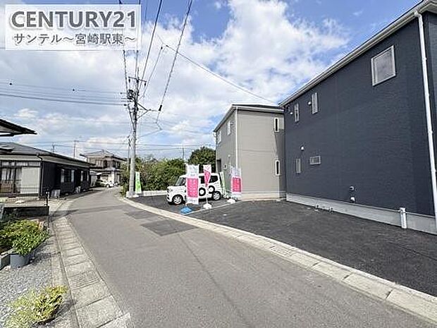 西側前面道路です♪