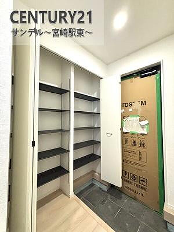 玄関には大容量のシューズクローゼットを設置。家族の靴もすっきり収納できて、いつでもキレイな玄関に！