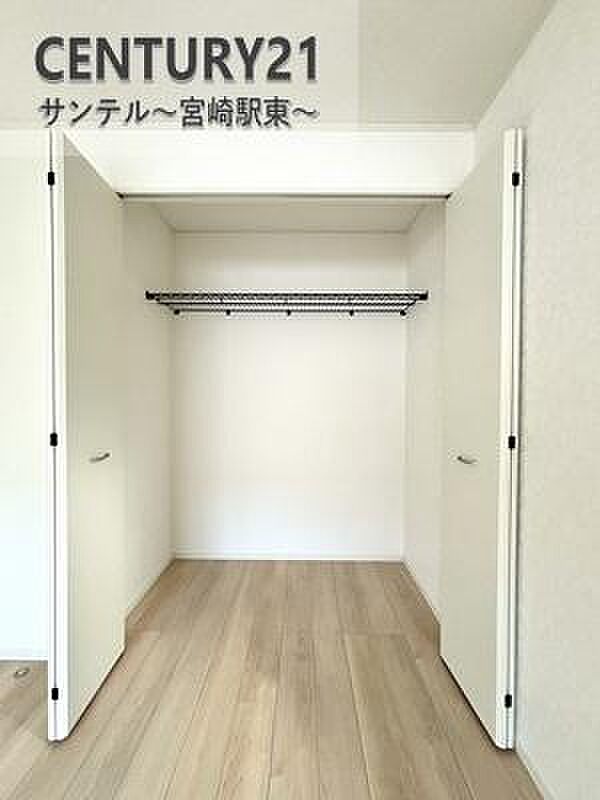 容量に余裕のあるクローゼットです！ご夫婦のお洋服などを入れても十分な収納量♪