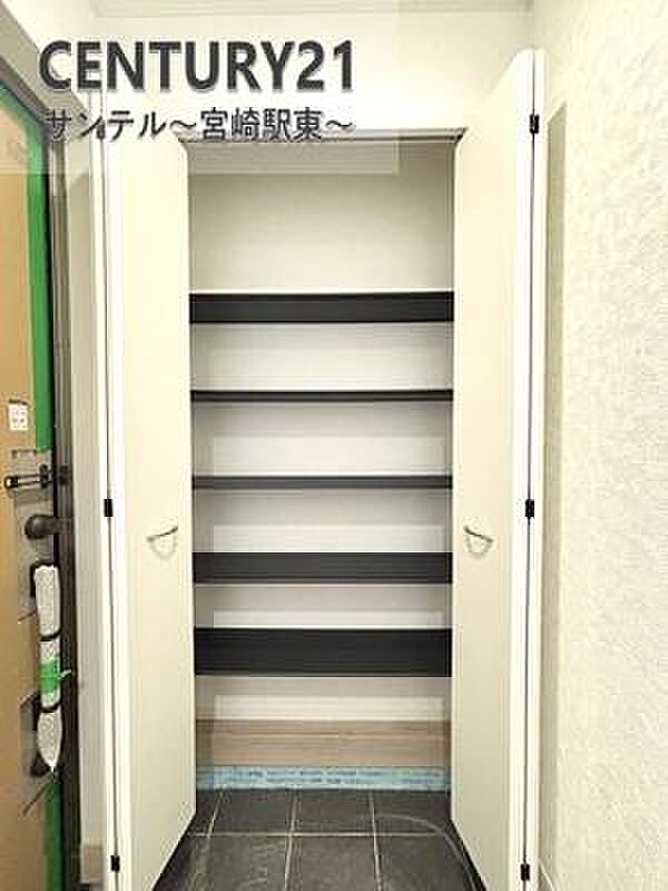 玄関には大容量のシューズクローゼットを設置。家族の靴もすっきり収納できて、いつでもキレイな玄関に！