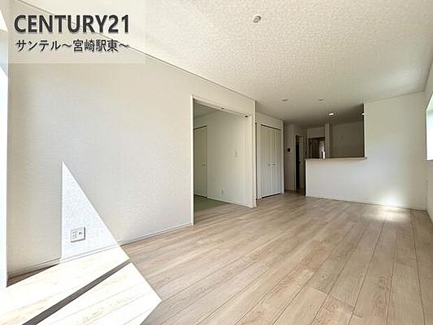 広々リビングは自然光たっぷり。毎日のくつろぎとコミュニケーションが深まる場所に。来客が多いご家庭にぴったりの間取です♪