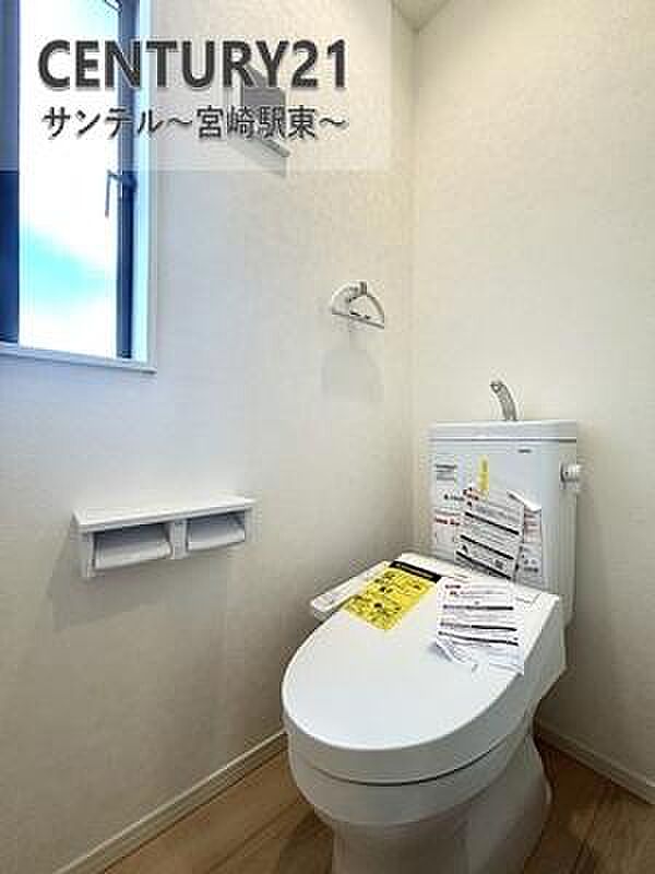 換気できる小窓付きのトイレです！温水洗浄暖房便座でございます(^^♪