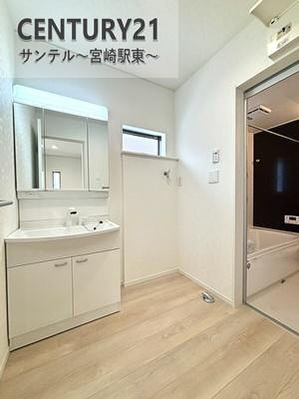 洗面化粧台には大きな鏡がついており、朝の忙しい時間帯でも快適にお使いいただけます。広々としたスペースのため、ご家族で並んで朝の身支度の際も、スムーズにご使用いただけます♪