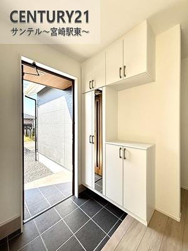 明るい玄関(^^♪容量にも余裕のあるシューズクローゼット完備しております!