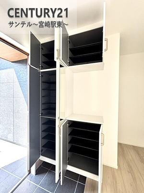 明るい玄関(^^♪容量にも余裕のあるシューズクローゼット完備しております!