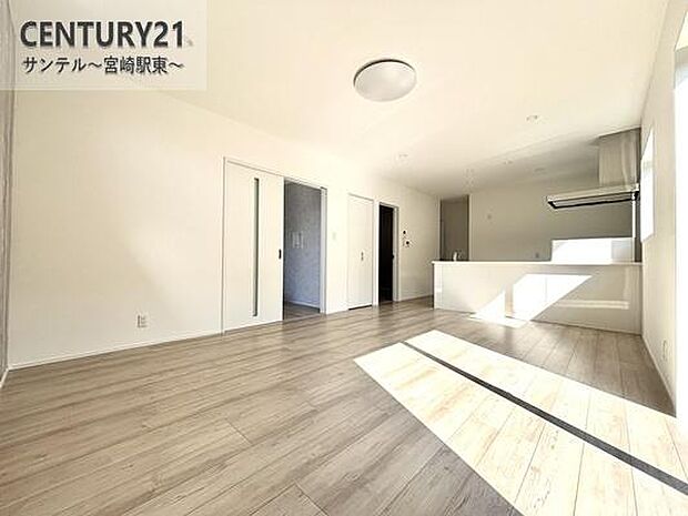 明るく、落ち着きのあるリビング♪ダイニングスペースも含めてゆとりのあるスペースで、ご家族でお食事や団らんしたり、ゆったりとしたご家族の時間を過ごせます♪