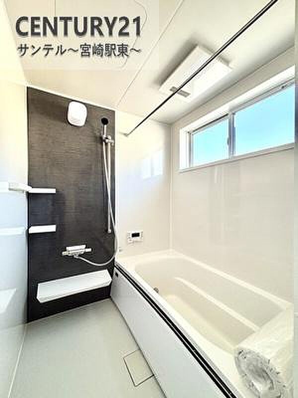 1日の疲れもゆっくり取ることのできる広々とした1坪タイプのシステムバス♪浴室乾燥、涼風、暖房、換気システムが付いておりますので、快適なバスタイムを過ごせます♪