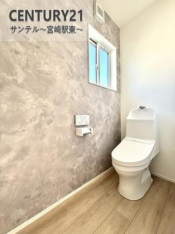 窓のあるトイレ。換気もしやすく明るい空間です。