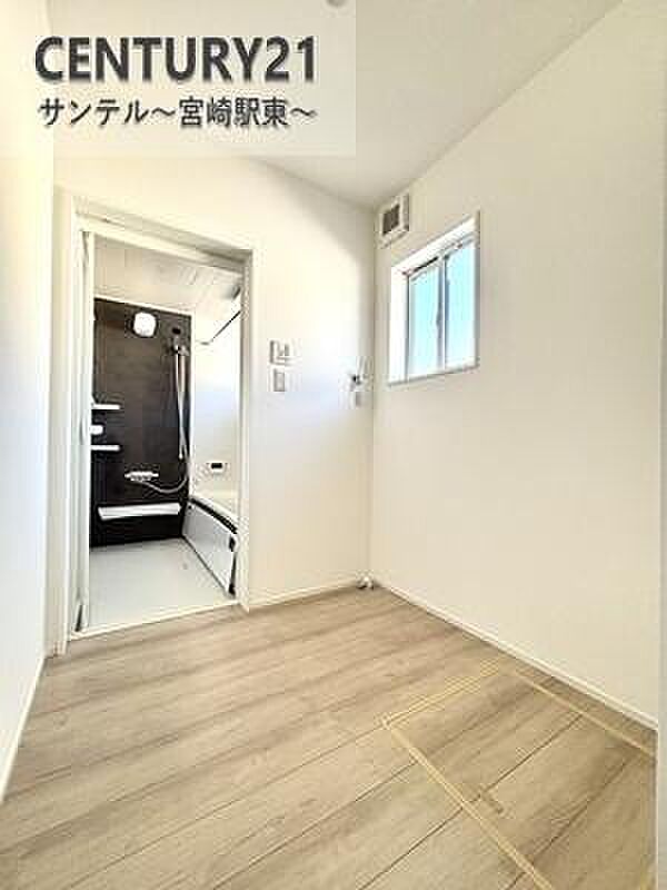 洗面化粧台は収納付きの大きな鏡が付いています♪朝のお忙しい時間帯でも三面鏡の洗面台ならお出かけ前のご準備も手助けしてくれること間違いなし♪