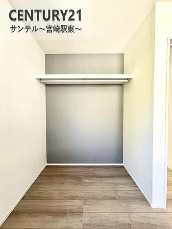 各部屋に収納スペースがございます。