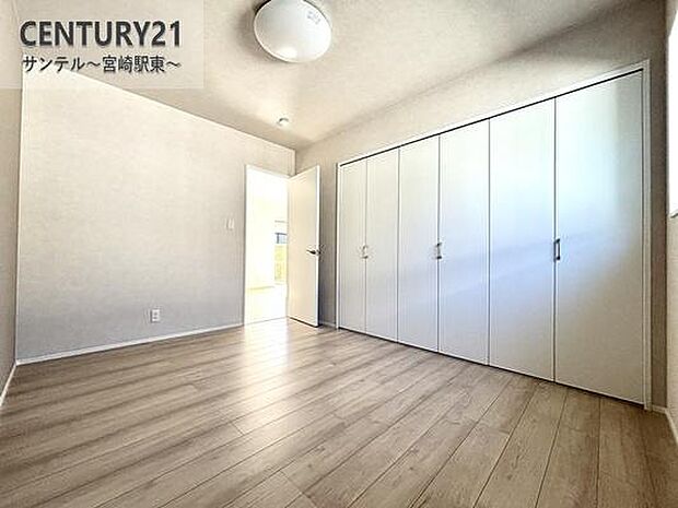 主寝室にいかがでしょうか♪日当たり、風通し良好です(^^♪クローゼットも完備しております！