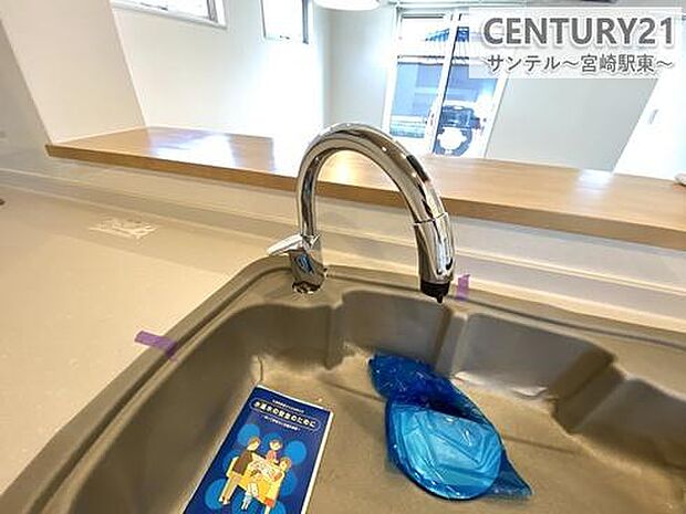 タッチレス水栓は、手が濡れていてもスムーズに操作でき、衛生的で便利。使い勝手が良く、キッチンの快適さがアップします。