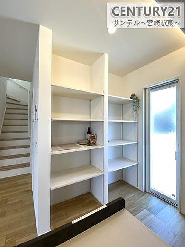 キッチンにはパントリー収納も完備しております!このような収納があると嬉しいですよね(^^♪