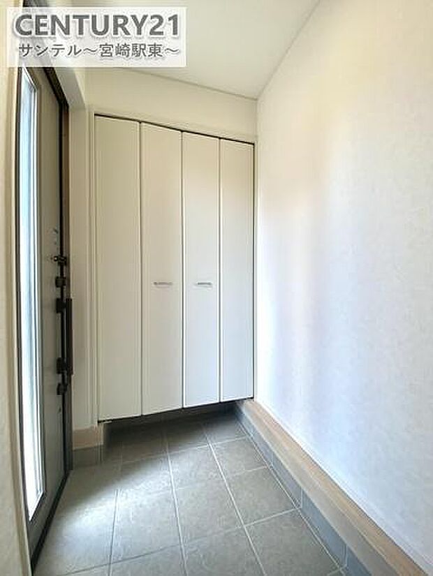 スタイリッシュな玄関(^^♪容量にも余裕のあるシューズクローゼット完備しております!