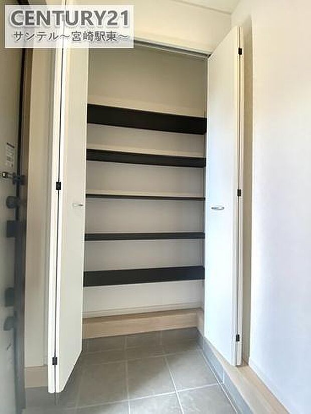 玄関にはシューズボックスを設置。家族の靴もすっきり収納できて、いつでもキレイな玄関に!