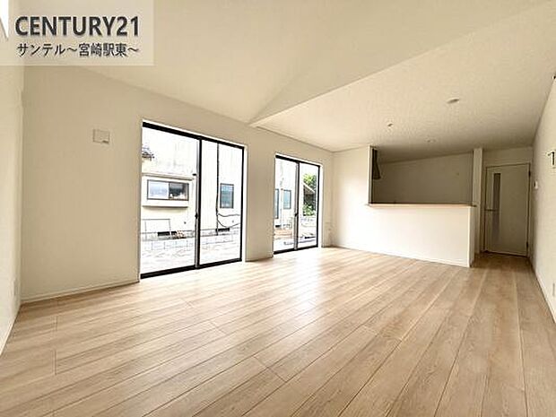 明るく、落ち着きのあるリビング♪ダイニングスペースも含めて約16.35帖のゆとりのあるスペースで、ご家族でお食事や団らんしたり、ゆったりとしたご家族の時間を過ごせます♪