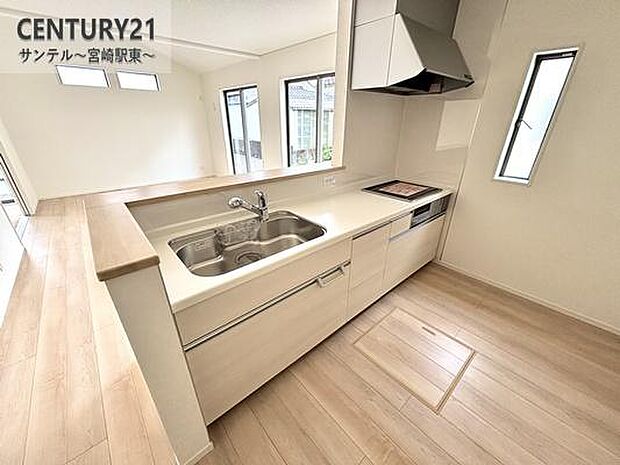 カウンターキッチンからリビングにいるご家族やお子様の様子が見えるので、コミュニケーションがとりながら、ご家族の大切な時間を共有できるキッチンです♪