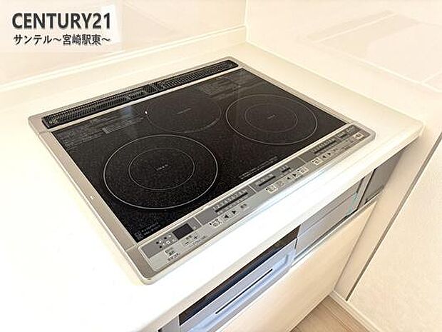 3口のIHクッキングヒーターとグリル付のシステムキッチンです。