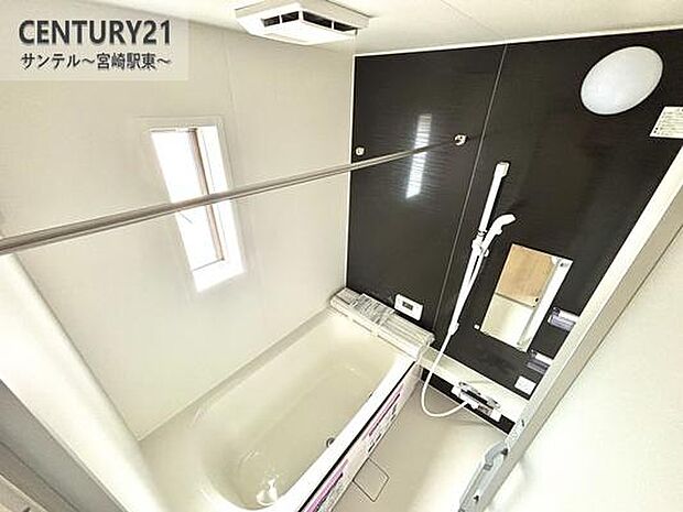 1日の疲れもゆっくり取ることのできる広々としたユニットバス♪浴室乾燥、涼風、暖房、換気システムが付いておりますので、快適なバスタイムを過ごせます♪