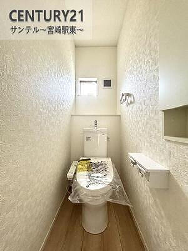 換気できる小窓付きのトイレです!温水洗浄暖房便座でございます(^^♪