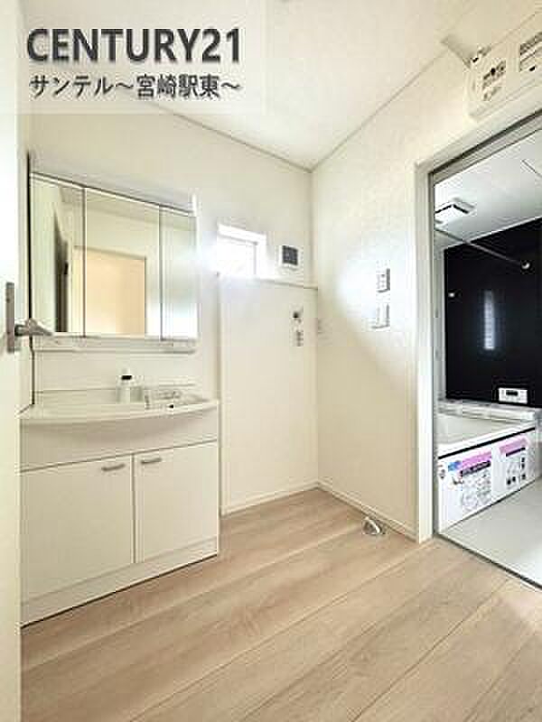 広々洗面脱衣所♪洗面化粧台は収納付きの大きな鏡が付いています♪朝のお忙しい時間帯でもお出かけ前のご準備も手助けしてくれること間違いなし♪