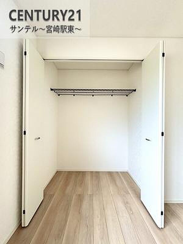 大容量のウォークインクローゼットです!ご夫婦のお洋服などを入れても十分な収納量♪