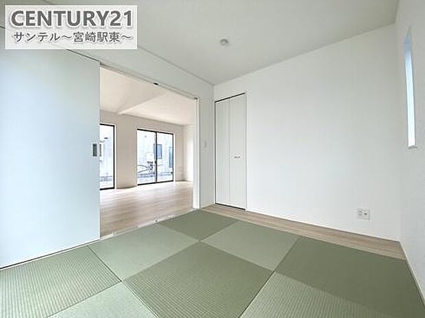 畳が入る前の和室です。押し入れもございます。