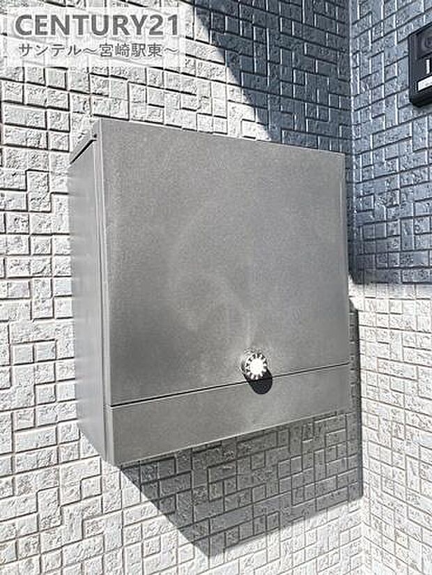 大きめの郵便ポストが設置済みです。