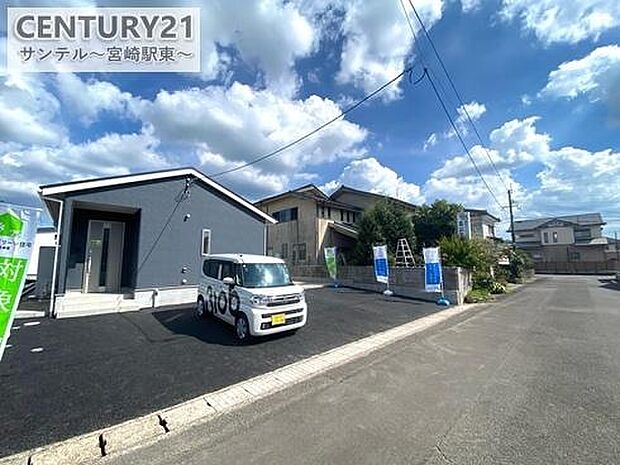 西側前面道路です♪