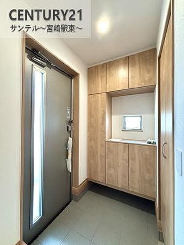 明るい玄関(^^♪容量にも余裕のあるシューズインクローゼットがあるので、アウトドア用品やお子さんのあもちゃ部活道具もすっきり収納できますね♪