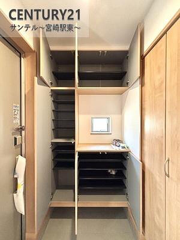 大容量のシューズボックス付きで、玄関まわりがいつもきれいに。ご家族の靴もしっかり収納できます。