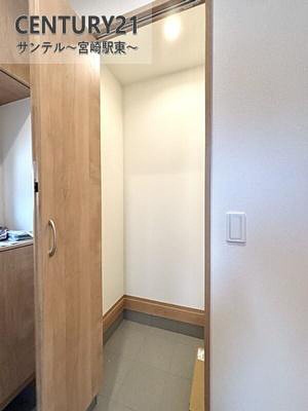 シューズクロークにつながる広々とした玄関です。自転車やベビーカー、ゴルフバック等を置くことができます。