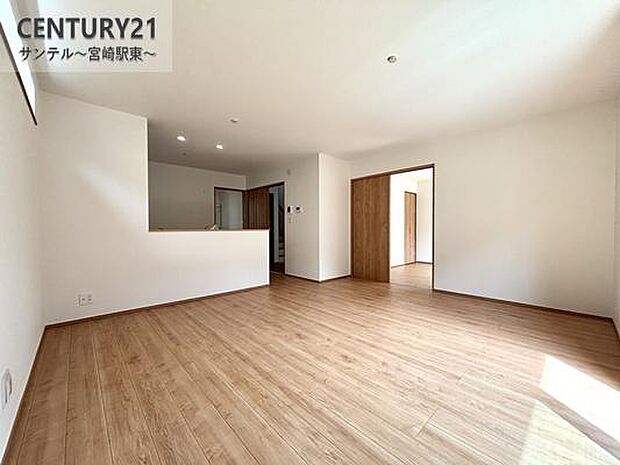 16帖のリビングです♪明るく、落ち着きのあるリビング♪ダイニングスペースも含めてゆとりのあるスペースで、ご家族でお食事や団らんしたり、ゆったりとしたご家族の時間を過ごせます♪