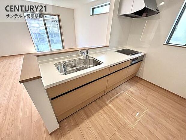 カウンターキッチンからリビングにいるご家族やお子様の様子が見えるので、コミュニケーションがとりながら、ご家族の大切な時間を共有できるキッチンです♪食洗器付きのキッチンで家事の時間も時短できます!