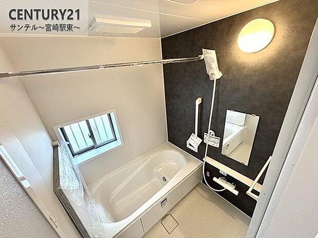 1日の疲れもゆっくり取ることのできる広々とした1坪タイプのシステムバス♪浴室乾燥、涼風、暖房、換気システムが付いておりますので、快適なバスタイムを過ごせます♪