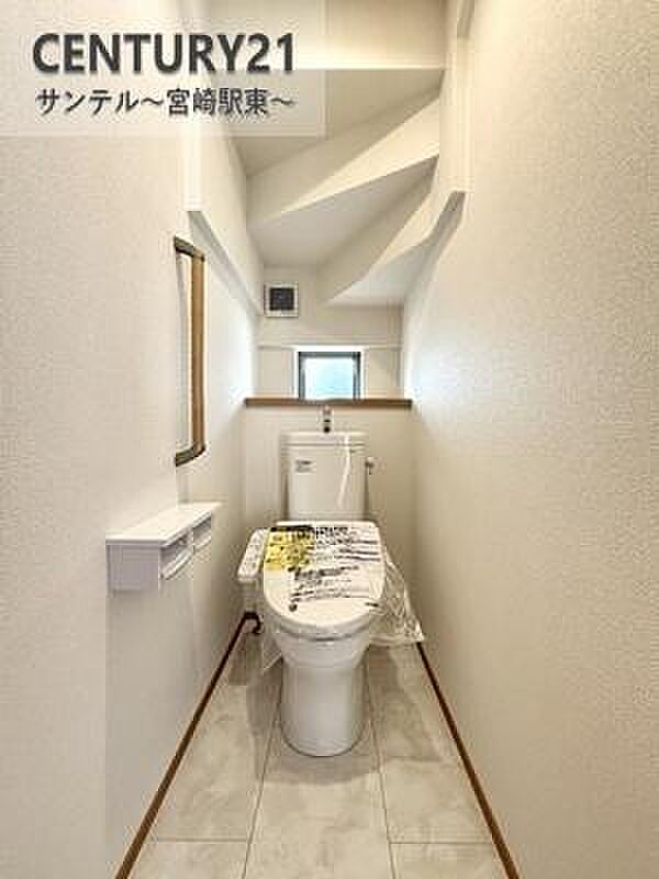 1階のトイレ♪換気できる小窓付きのトイレです!温水洗浄暖房便座でございます(^^♪