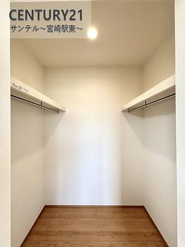 ウォークインクローゼット付きでお気に入りのお洋服を綺麗に収納出来ます。