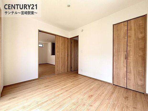 リビング横の洋室5.25帖です!収納力のあるクローゼット付き♪来客時には客間にいかがでしょうか(^^♪