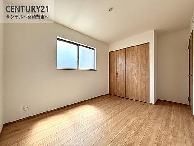 子供部屋にいかがでしょうか♪日当たり、風通し良好です(^^♪クローゼットも完備しております!