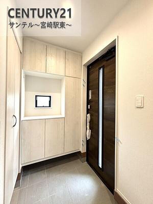 ご新居への出入り口になる明るい玄関には、たくさんの靴を収納できるシューズインクローク完備♪いつも清潔感のあるすっきりとした玄関スペースを確保できますよ♪