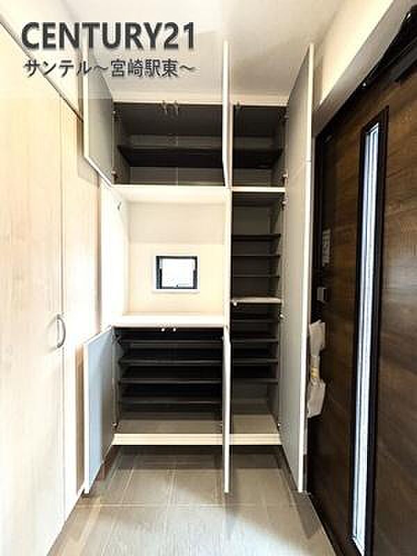 大きなシューズボックス付きで、家族みんなのシューズを収納出来ます!