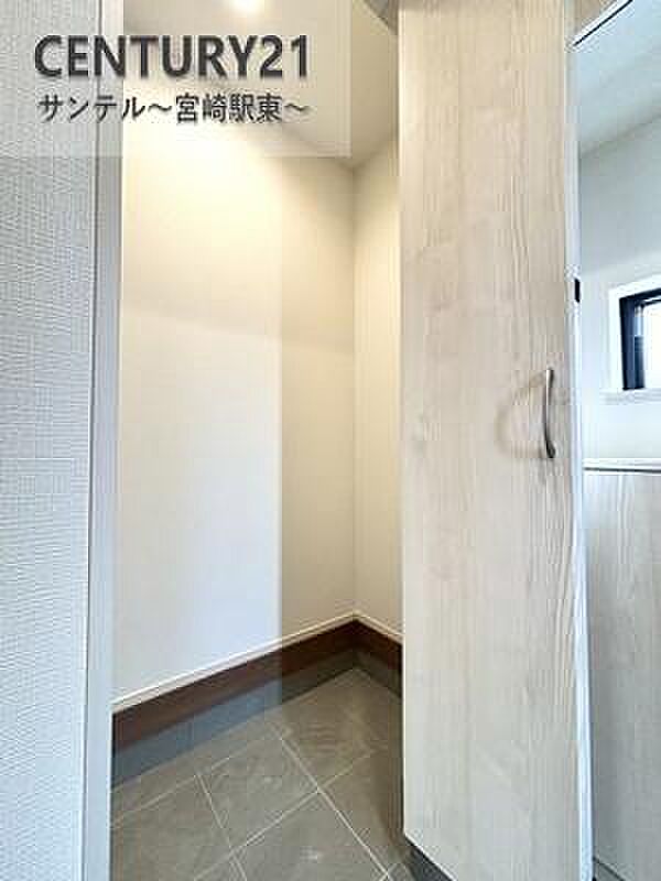 シューズインクローク付きで、家族分のシューズはもちろん、ゴルフバックやベビーカーも収納出来ます。