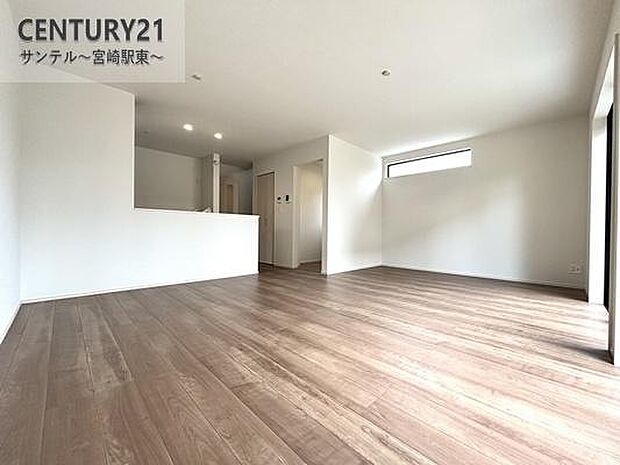 リビングです♪明るく、落ち着きのあるリビング♪ダイニングスペースも含めてゆとりのあるスペースで、ご家族でお食事や団らんしたり、ゆったりとしたご家族の時間を過ごせます♪