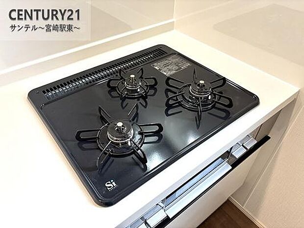 3口のガスコンロとグリル付のシステムキッチンです。